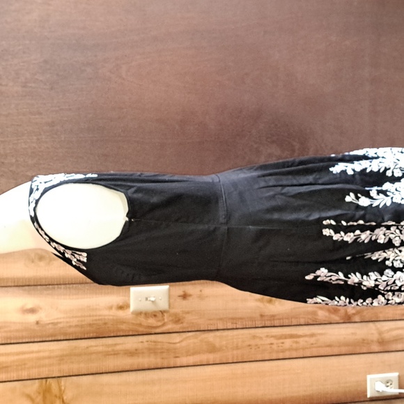 White House Black Market Black and White Floral Dress - Picture 5 of 6